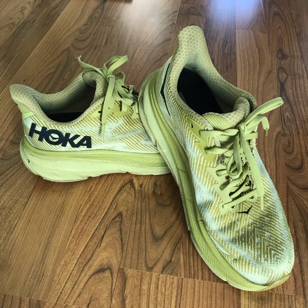 HOKA Clifton 9 Sneaker, Size 8, green monochrome